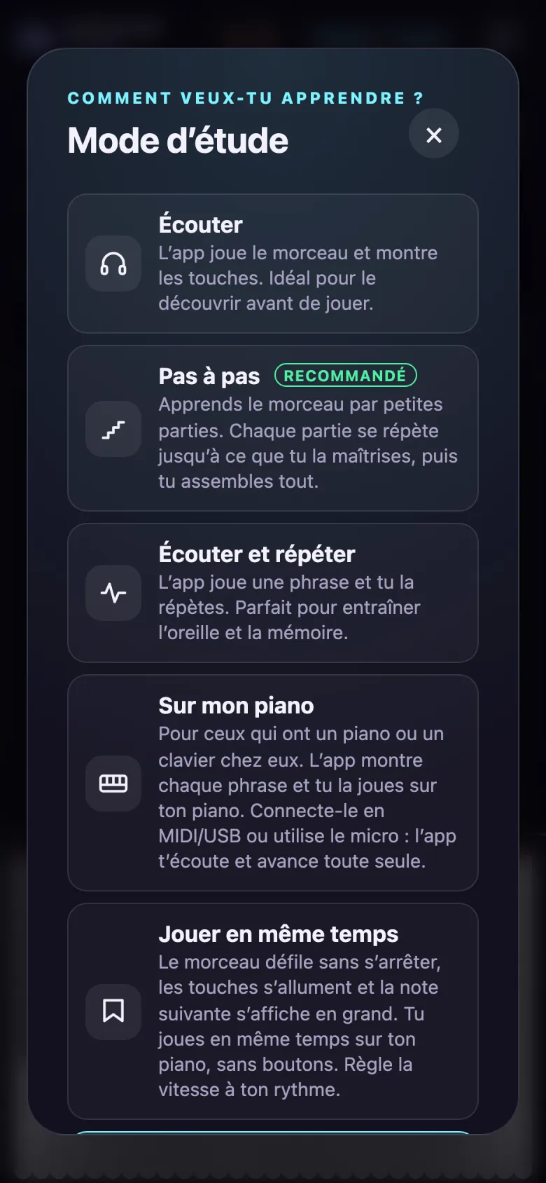 Écran de l’app avec les modes d’entraînement : Écouter, Pas à pas, Écouter et répéter, Sur mon piano et Jouer en même temps